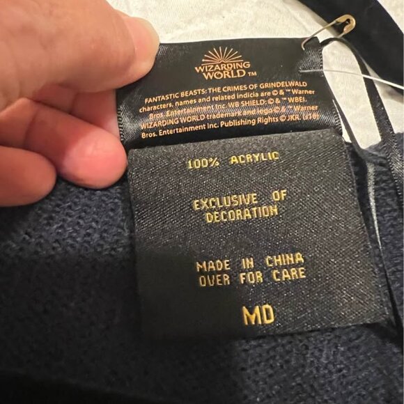 NWT Fantastic Beasts Cardigan Sweater Adult M The Crimes of Grindelwald Niffler - Picture 5 of 5